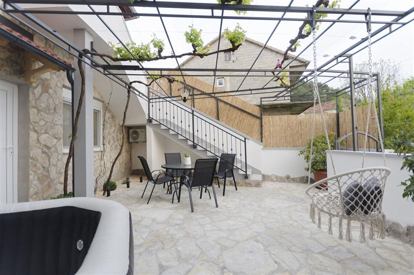 Apartmaj Maja with Jacuzzi