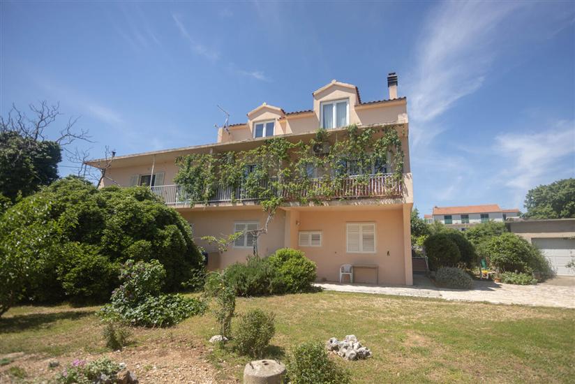 Apartmani Near Hangar beach