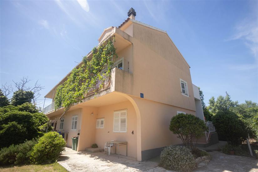 Apartmani Near Hangar beach