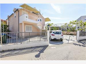 Apartamenty Zdravko Rogoznica, Powierzchnia 25,00 m2, Odległość do morze mierzona drogą powietrzną wynosi 200 m, Odległość od centrum miasta, przez powietrze jest mierzona 500 m