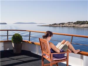 Woman-reading-on-the-deck-of-the-ship