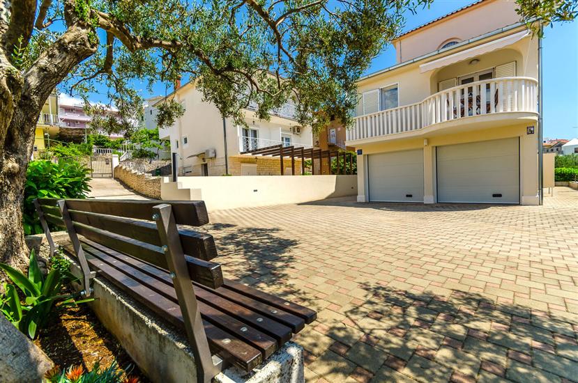 Apartments and Room Maestral