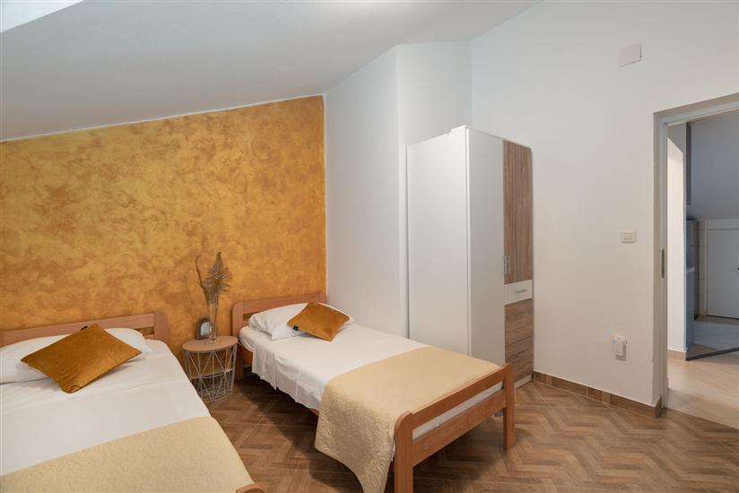 House K1, for 12 persons