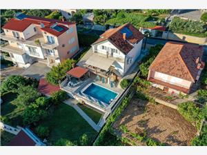 Vila Urban Okrug Gornji (Ciovo), Rozloha 230,00 m2, Ubytovanie s bazénom, Vzdušná vzdialenosť od mora 200 m