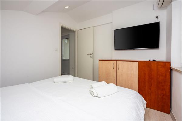 House K1, for 14 persons