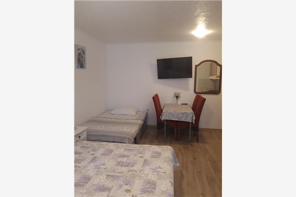 Room S2, for 3 persons