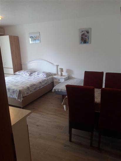 Room S2, for 3 persons