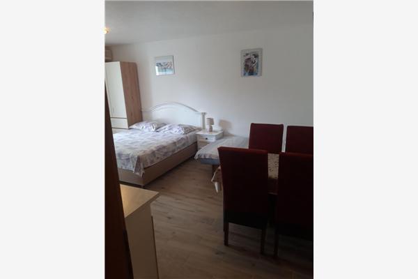 Room S2, for 3 persons