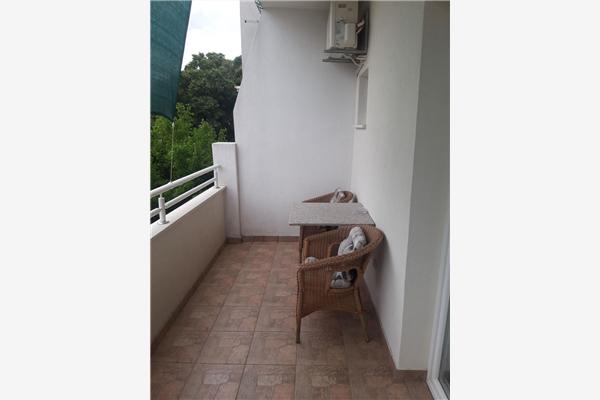 Room S2, for 3 persons