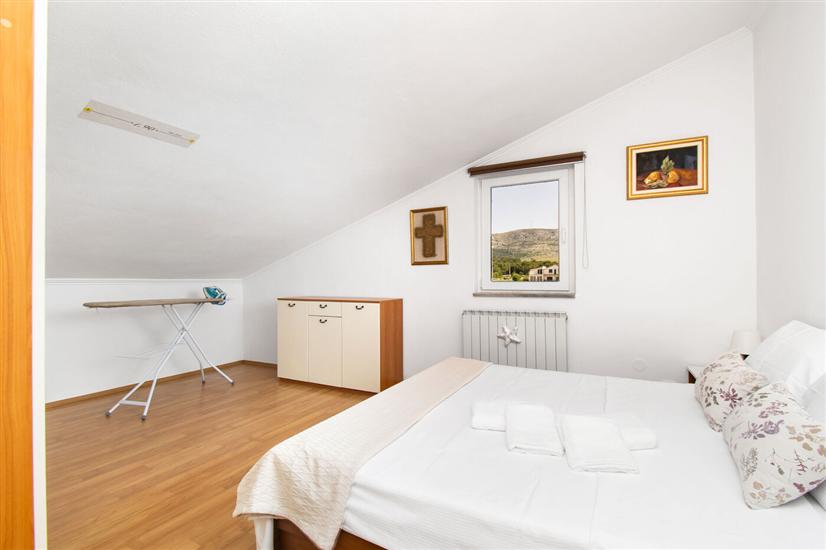 House K1, for 12 persons