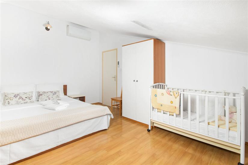 House K1, for 12 persons