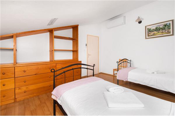 House K1, for 12 persons