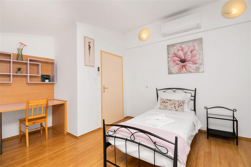 House K1, for 12 persons