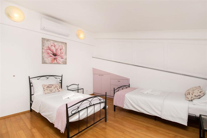 House K1, for 12 persons