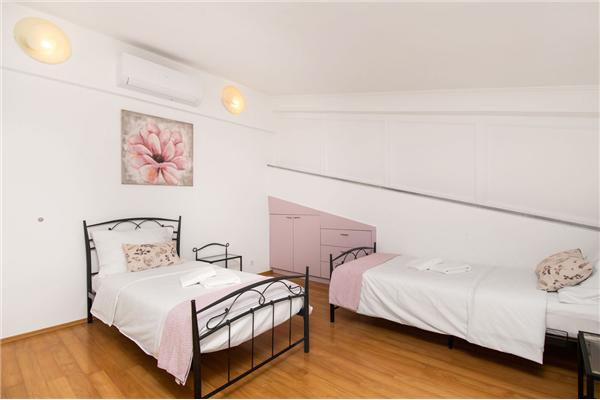 House K1, for 12 persons