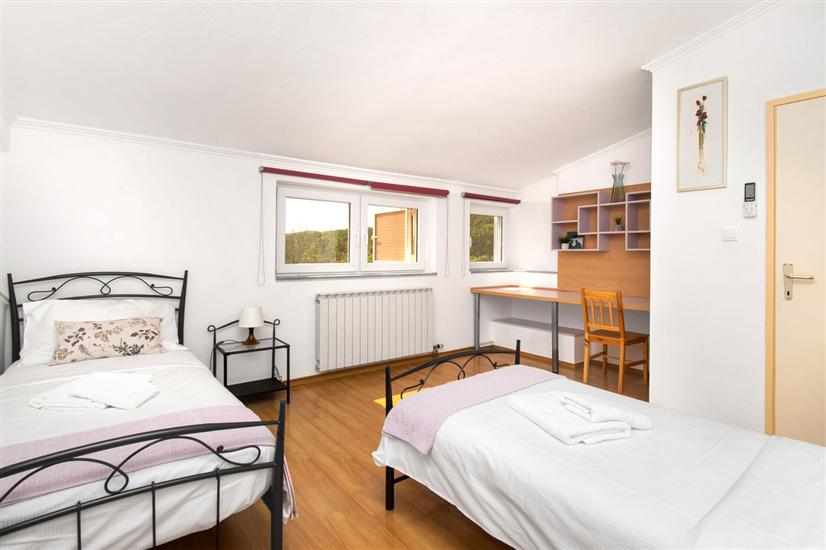 House K1, for 12 persons