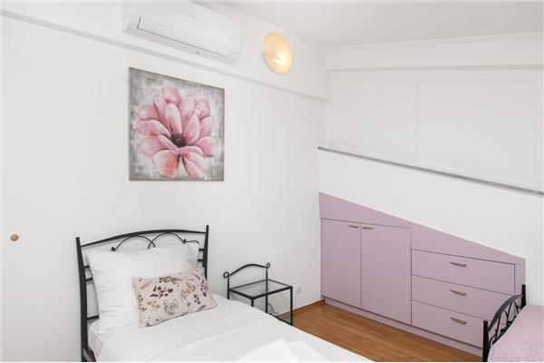 House K1, for 12 persons