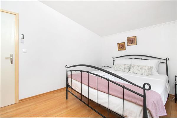 House K1, for 12 persons