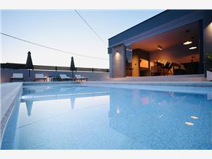 Appartamento Holiday Home TiA Spalato (Split), Dimensioni 90,00 m2, Alloggi con piscina