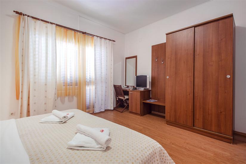 Room S21, for 2 persons