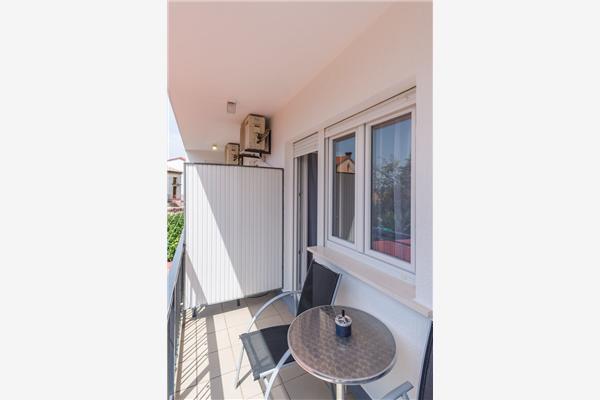 Room S1, for 2 persons