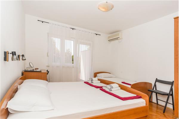 Room S1, for 2 persons