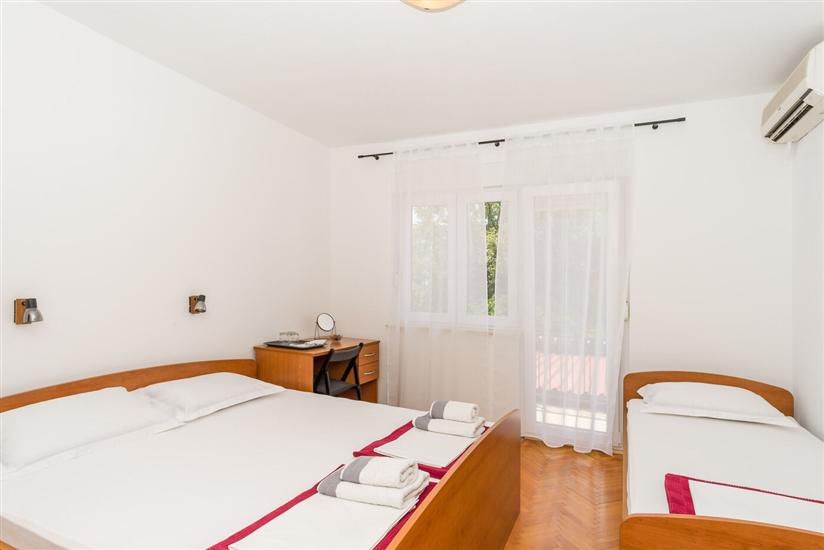 Room S1, for 2 persons