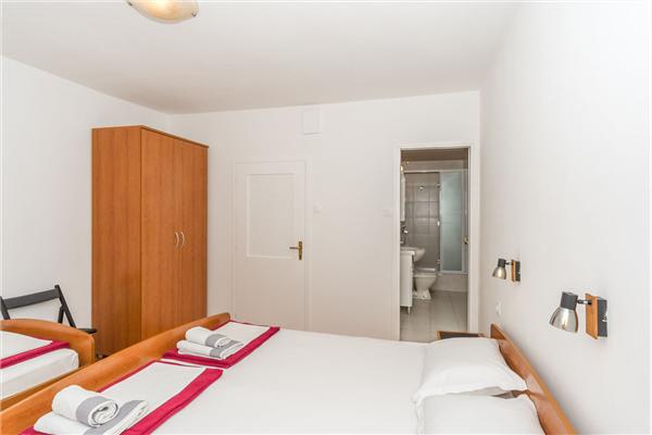 Room S1, for 2 persons