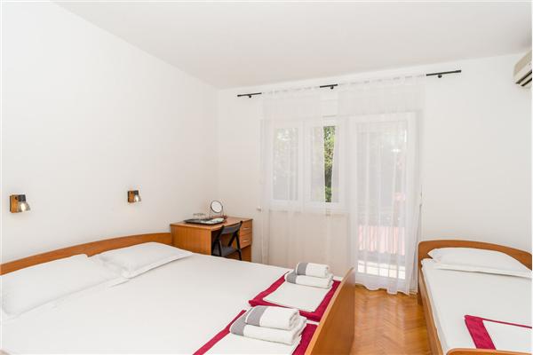 Room S1, for 2 persons