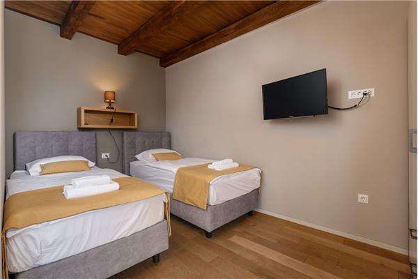 House K1, for 12 persons