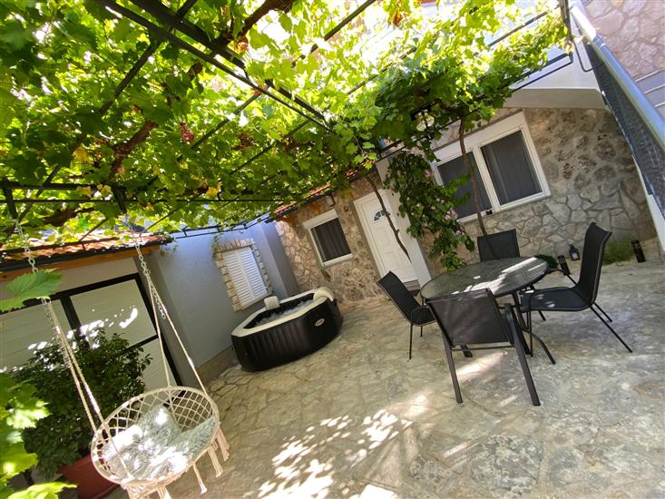 Apartmaj Maja with Jacuzzi