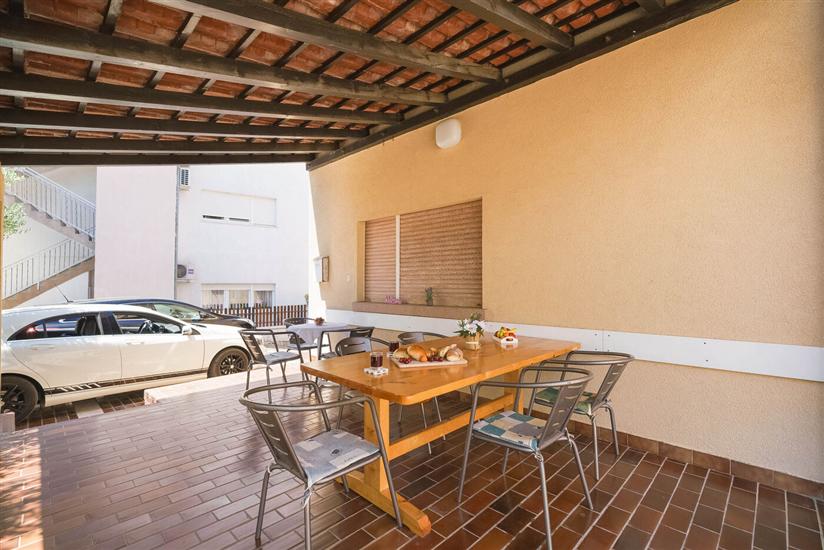 Apartment and Rooms Mrkovic- Steps to Beach&Center