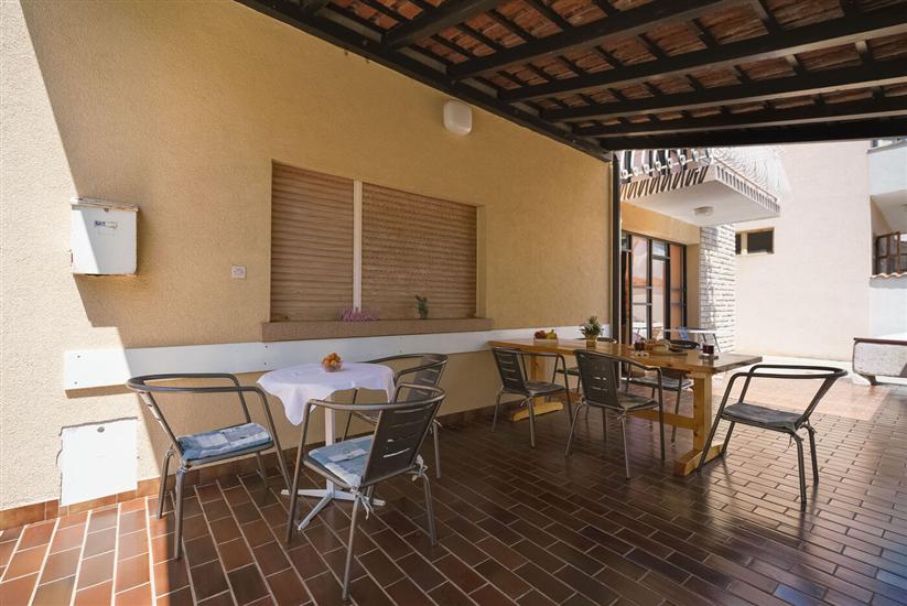 Apartment and Rooms Mrkovic