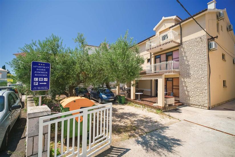 Apartment and Rooms Mrkovic- Steps to Beach&Center