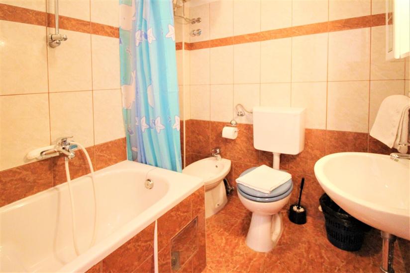 Apartment A8, for 6 persons