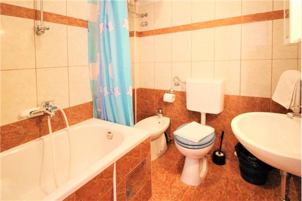 Apartment A8, for 6 persons