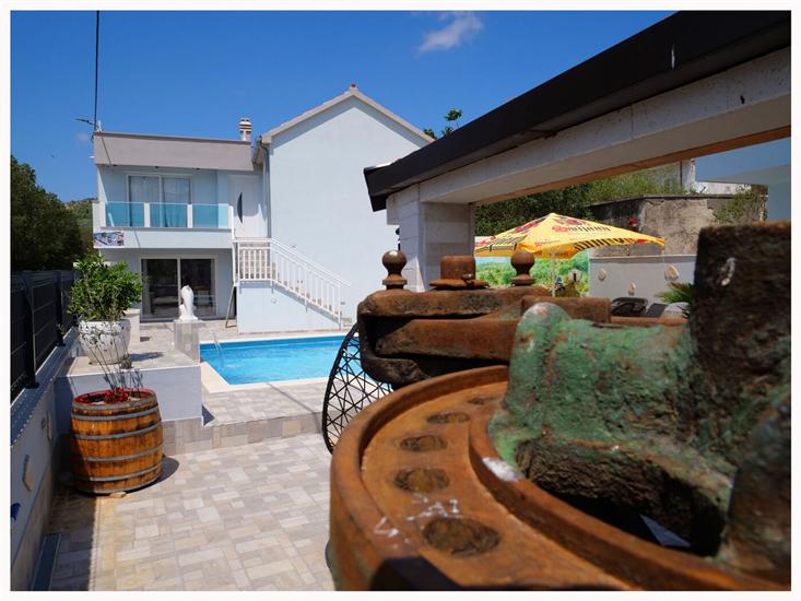 House Luketini dvori