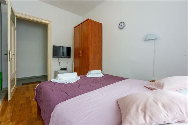 Room S1, for 2 persons