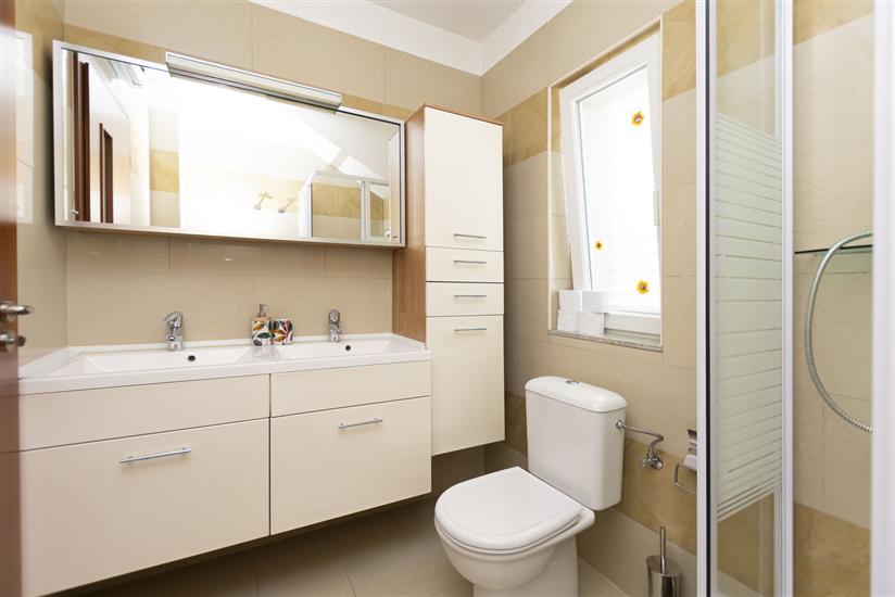 House K1, for 12 persons