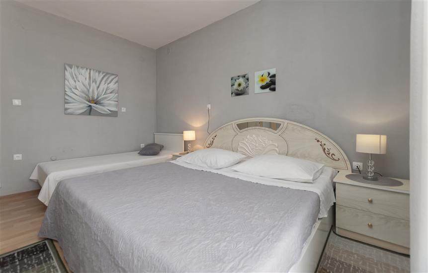 Room S1, for 3 persons