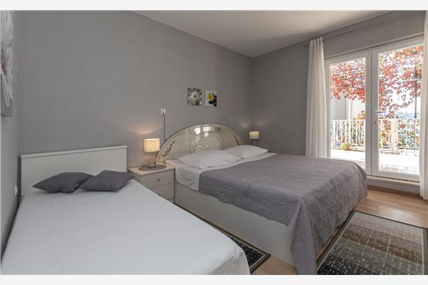 Room S1, for 3 persons