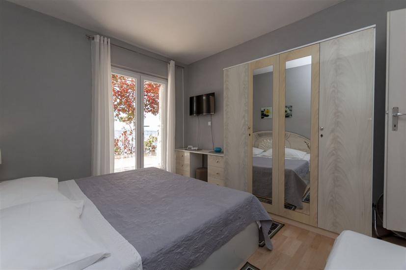 Room S1, for 3 persons