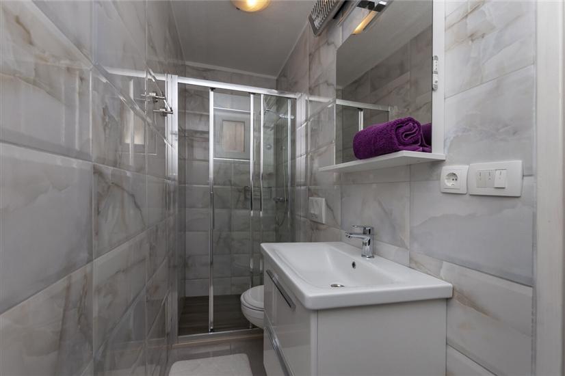 Room S1, for 3 persons