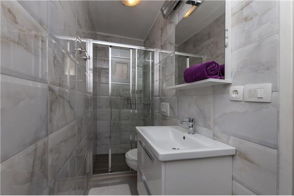 Room S1, for 3 persons