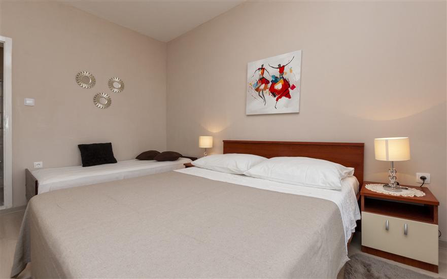 Room S2, for 3 persons