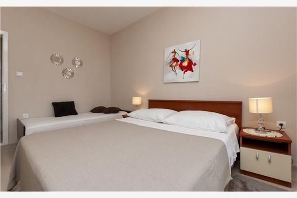 Room S2, for 3 persons