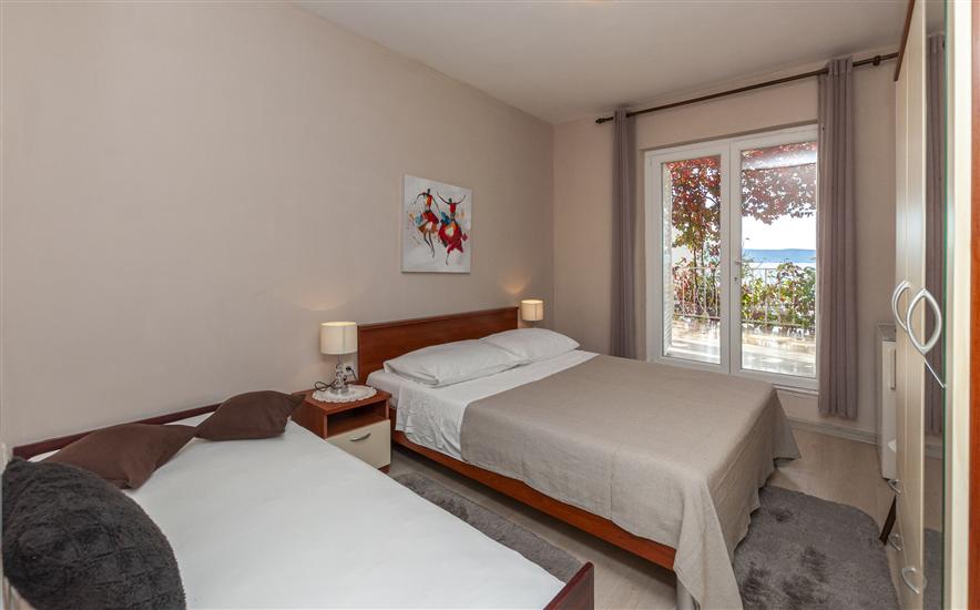 Room S2, for 3 persons