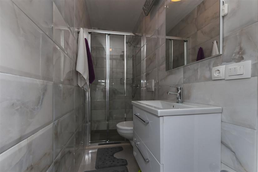 Room S2, for 3 persons