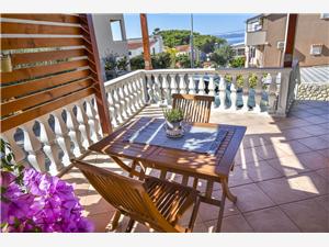 Apartment Burin Pakostane, Size 65.00 m2, Airline distance to the sea 100 m, Airline distance to town centre 200 m