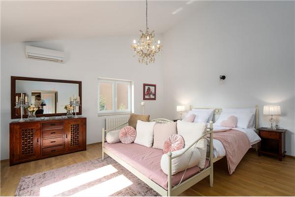 House K1, for 12 persons